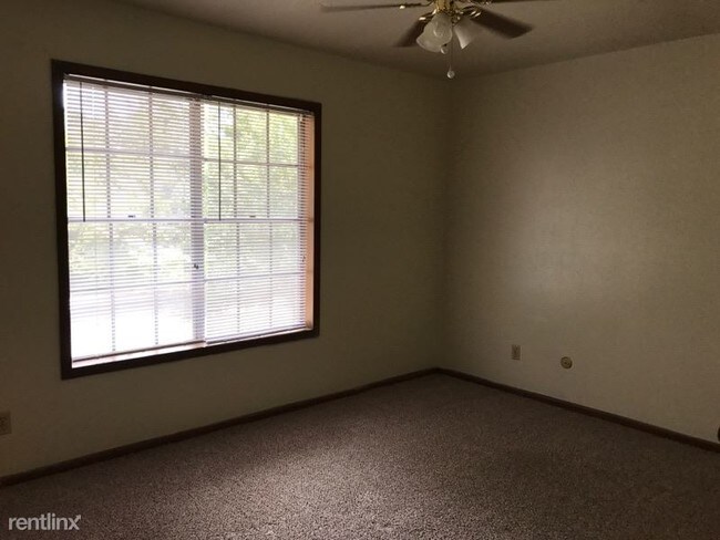 Building Photo - 2 br, 1 bath Duplex - 749 Meadow Ln # A # B B