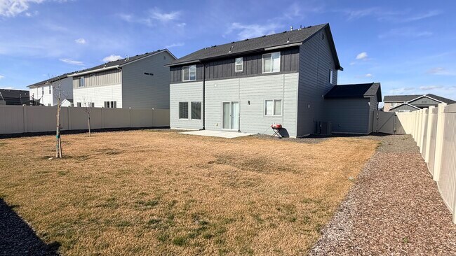 Building Photo - 12727 Towhee St