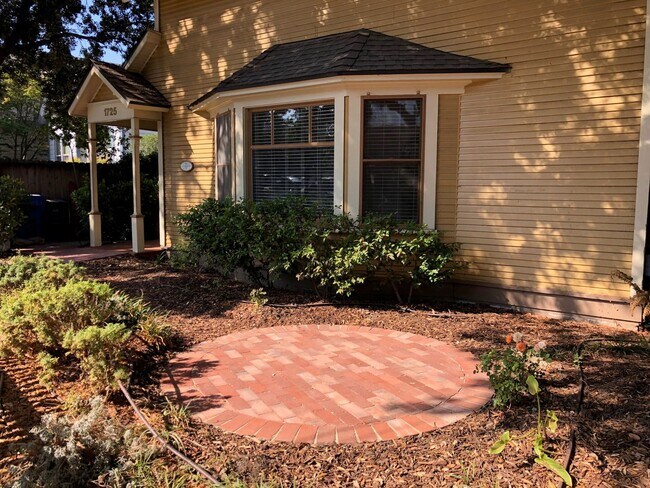 Foto del edificio - Charming 2 Bedroom, 1 Bathroom with loft near Downtown.