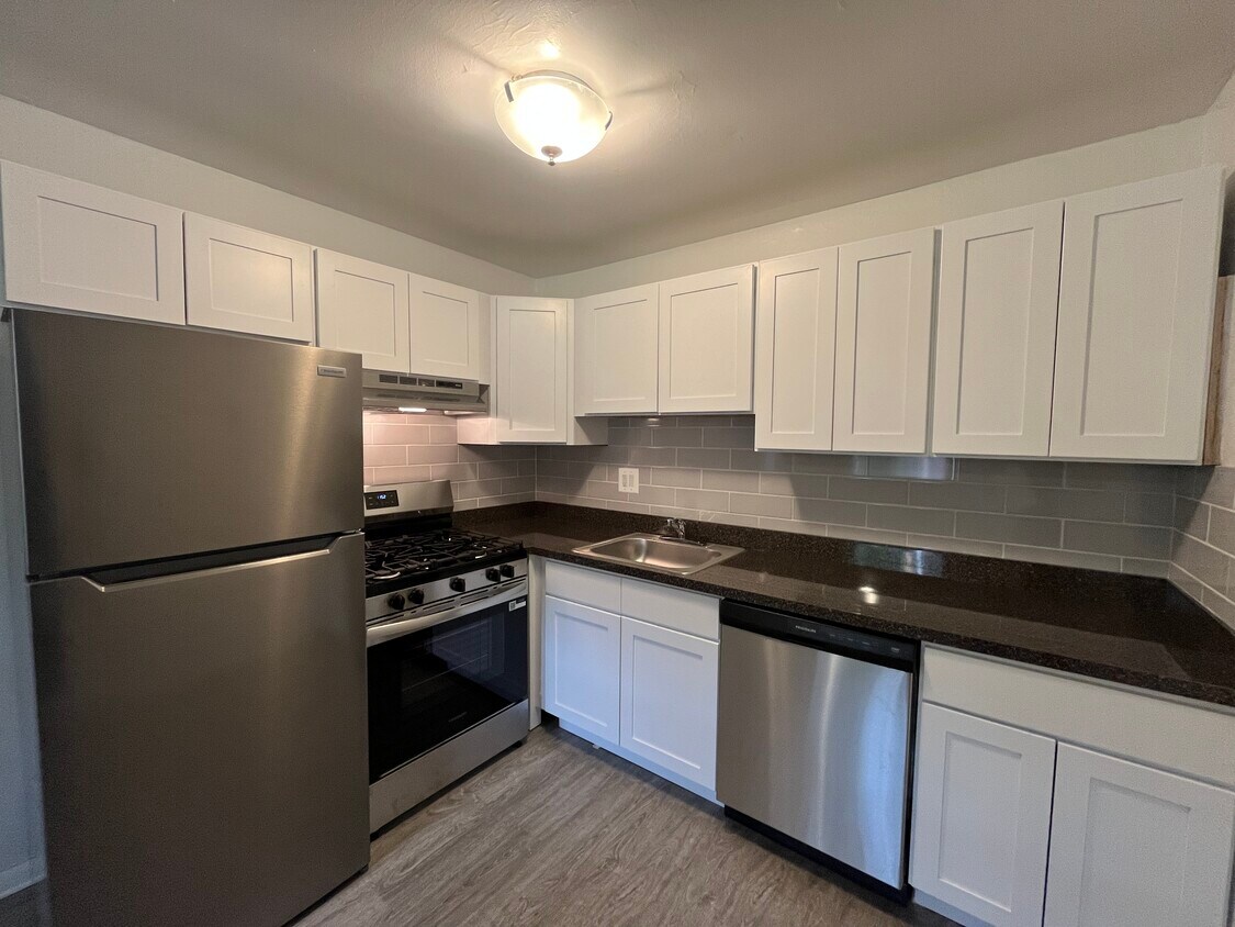 Cocina de acero inoxidable totalmente renovada - Colonial Point Apartments