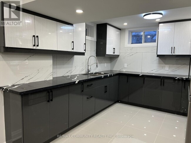 Building Photo - 21 Hazeldine Dr