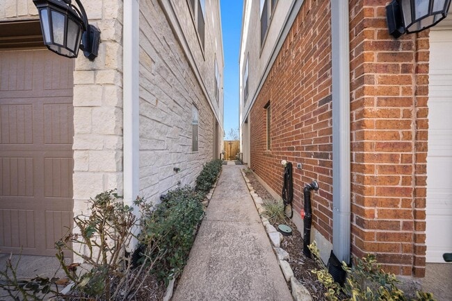 Foto del edificio - 6755 Highclere Manor Ln