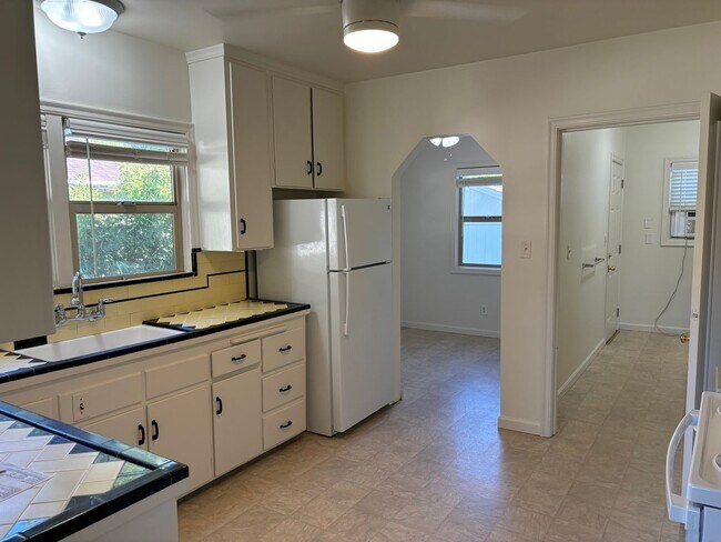 Building Photo - Charming single-story rental opportunity! ...