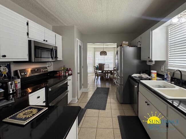 Foto del edificio - Beautifully Updated 4 Bedroom Mary Esther ...