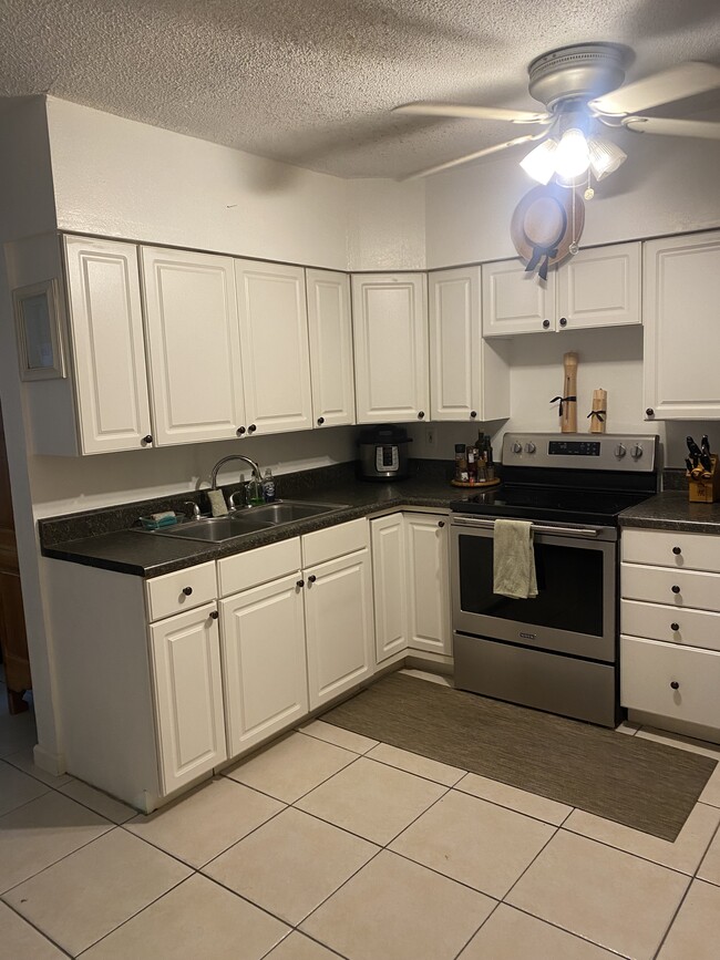 Building Photo - 3220 Bayview Dr