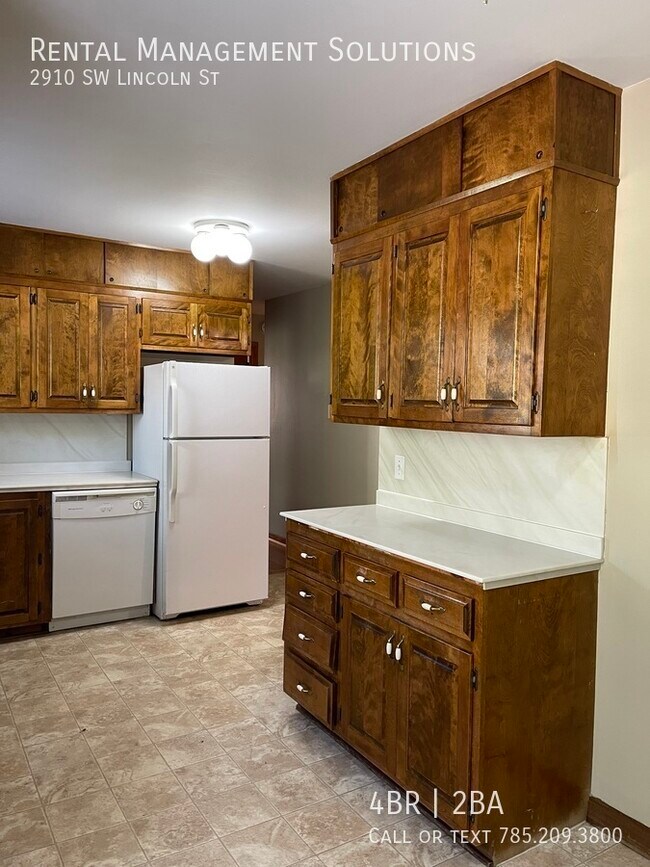 Building Photo - 2910 SW Lincoln St- 4 BED/2 BATH