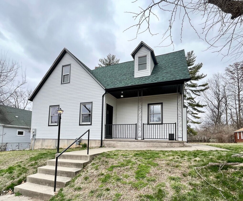 Primary Photo - 4 Bedroom 2 bath house in Alton