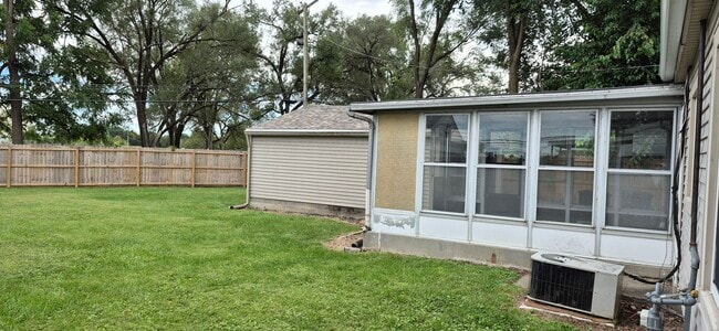 Building Photo - 2425 Apache Dr