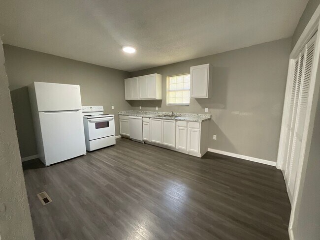 Foto del edificio - Very Nice 3BR/2BA House w/Attached Garage!