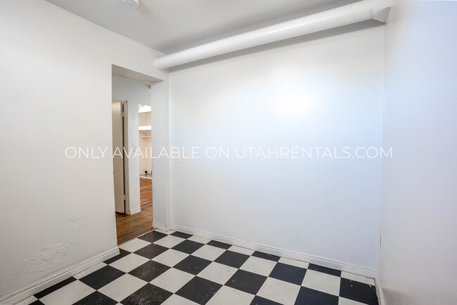 Building Photo - 905 E 100 N