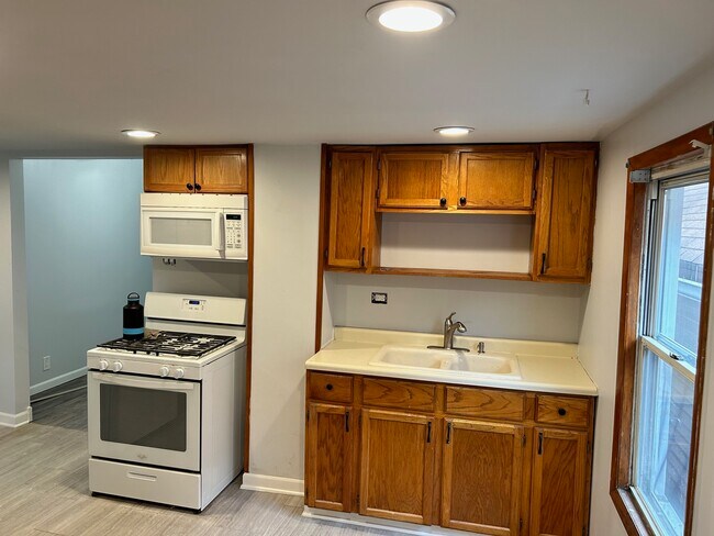 Building Photo - 3204 S Racine Ave