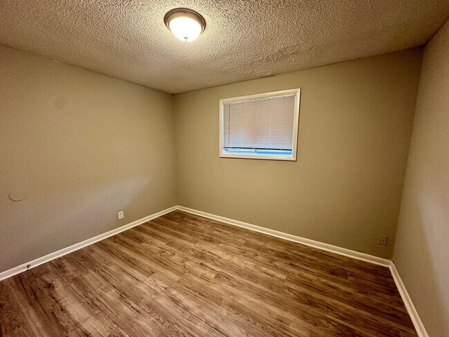 Building Photo - 1200 W H. Davis Dr
