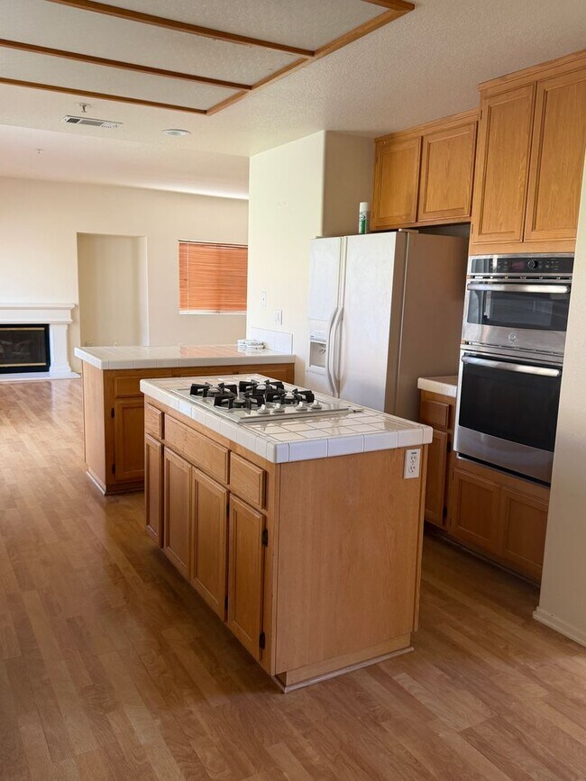 Foto del edificio - Sunny Ventura Home with 4 bed + 2.5 bath and 3 car garage