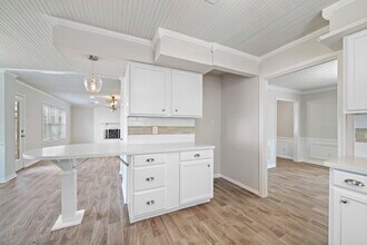 Building Photo - 6302 Hickorycrest Dr