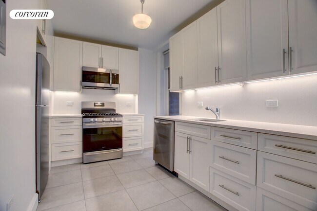Building Photo - 250 W 104th St