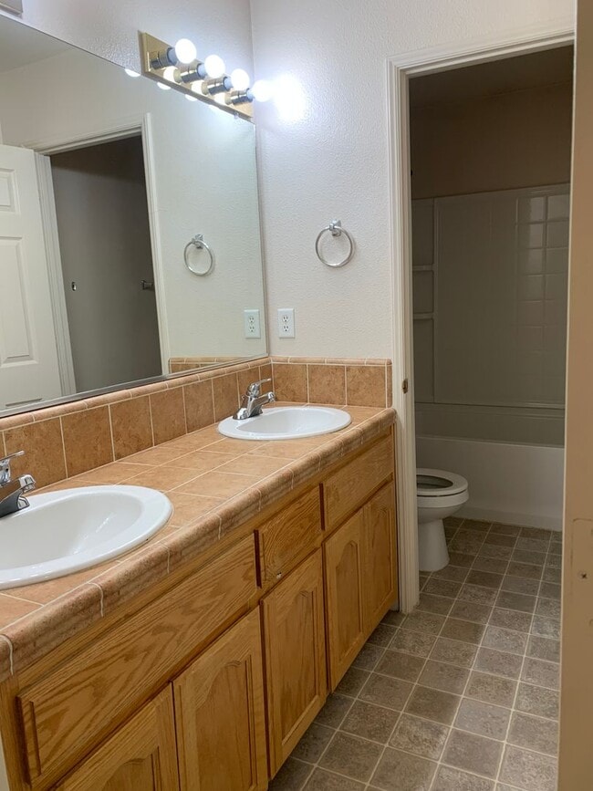 Building Photo - Spacious 2 Story 4 BR 2.5 BA Available Now