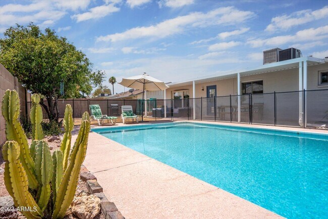 Building Photo - 3215 S Kachina Dr