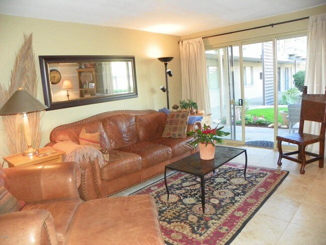 Foto del edificio - 6815 E 2nd St