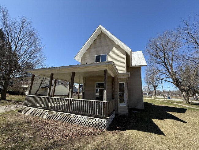 Foto del edificio - Howard City Multi-level 2BR