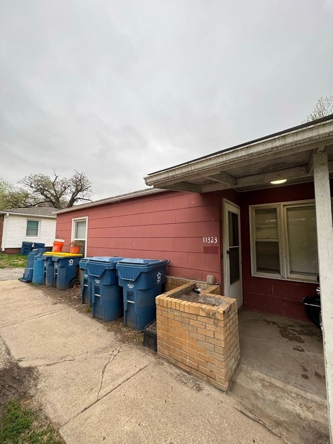 Building Photo - Updated 2 Bed, 1 Bath Duplex – Convenient ...