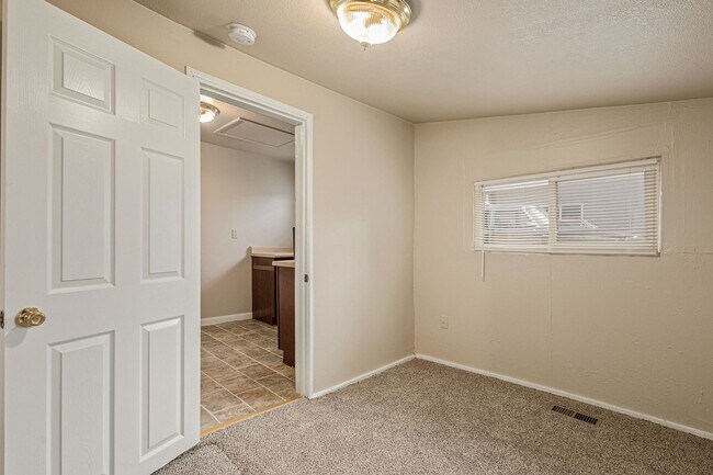 Building Photo - Single Family home, 2 Beds 1 Bath close to...