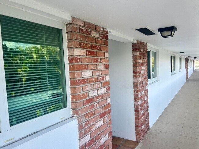 Building Photo - 331 Tequesta Dr