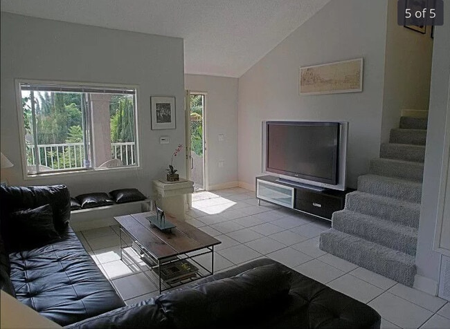 Living room - 903 N Vendome St