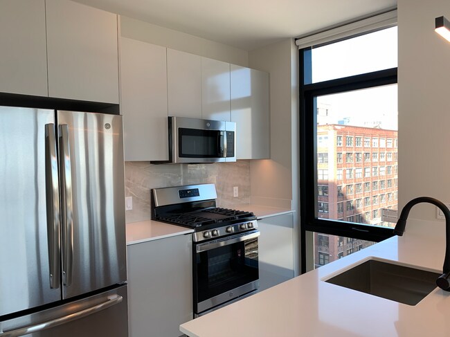 Building Photo - 1133 W Van Buren St