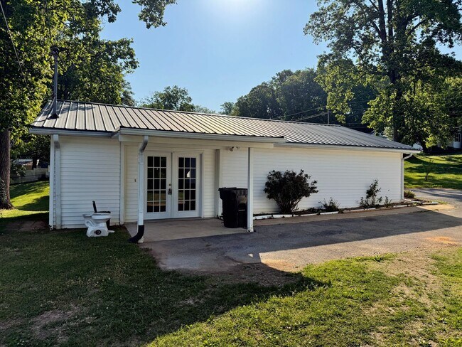 Foto del edificio - Tusculum Blvd Property