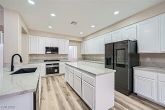 Building Photo - 9272 W Viking Rd