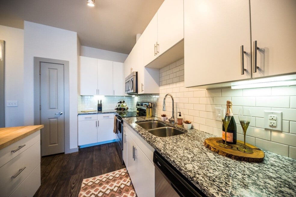 2 Bedroom Apartments for Rent under $3,000 in Downtown Austin, Austin ... - Green Luxury Apartments In Austin With Private