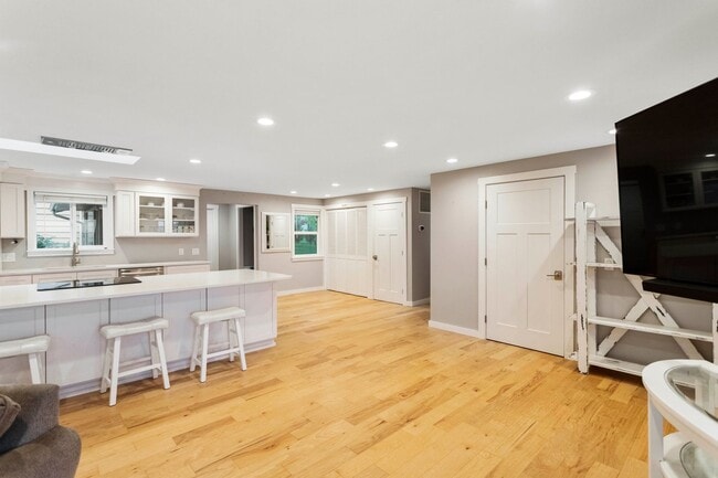 Building Photo - Spectacular View - 3bd/2ba - Custom Remodel - Group and Pet Friendly