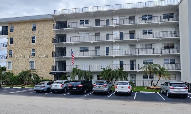 Foto del edificio - 4117 Bougainvilla Dr