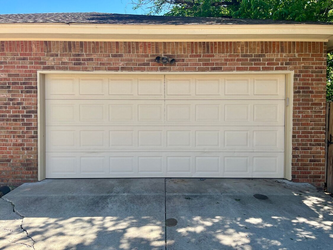 Building Photo - Spacious 2 Bed 2 Bath Duplex in a Great Lo...