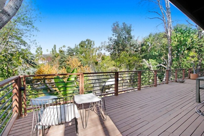Foto del edificio - Pasadena Paradise! Mid Century Modern Home with Huge Deck and Hillside Views