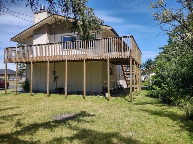 Building Photo - Large 2+ bedroom 2.56 bath home with large...