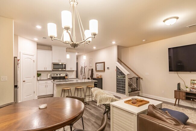 Building Photo - 3/2.5 Townhome w/ Garage. Great Location!