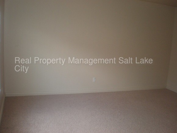 Building Photo - 3 Bedroom Townhome in Suncrest