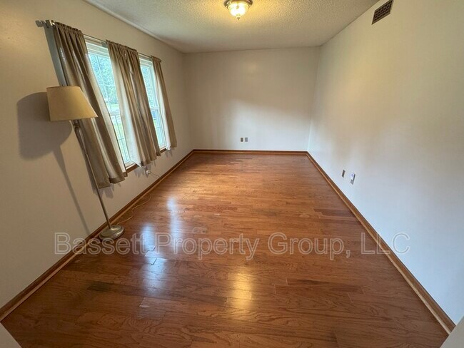 Building Photo - 123 Trestlewood Dr