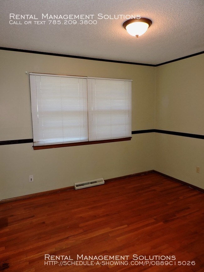 Building Photo - 340 NE Edgewood Dr