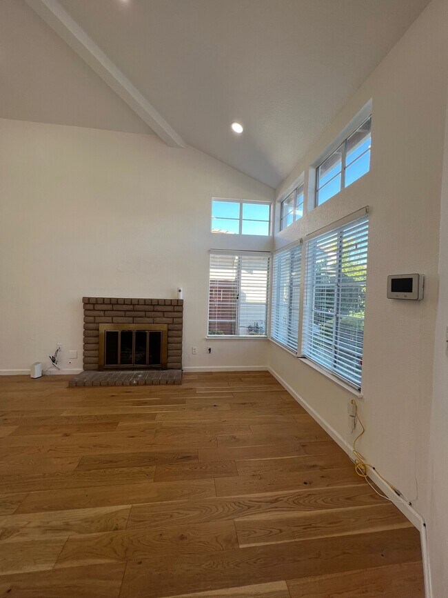 Foto del edificio - 352 O'Neil Cir