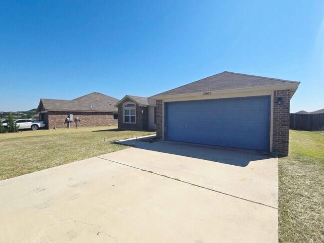 Foto del edificio - AVAILABLE NOW!