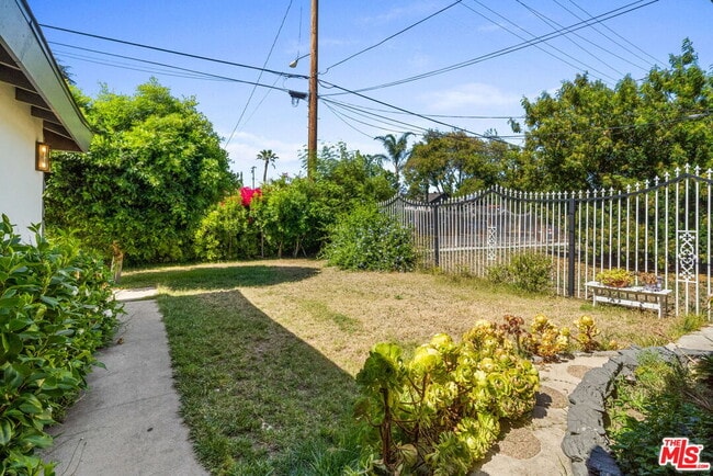 Building Photo - 14034 Valerio St