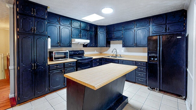 Building Photo - 362 Camelot Pkwy