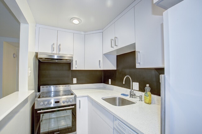 Building Photo - 1217 1/2 Independence Ave SE-