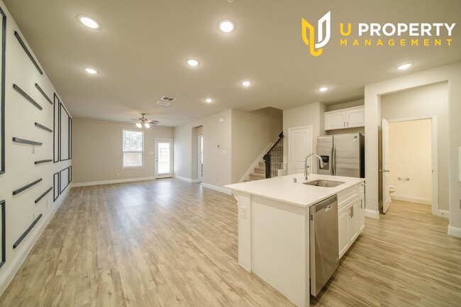 Building Photo - 4 bed and 3.5 bath Townhome in Plano!