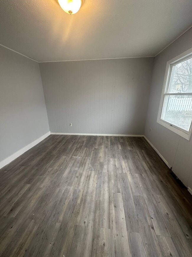 Building Photo - 4bd Single Lakeshore Blvd Area Section 8