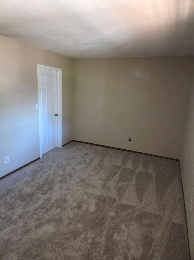 Building Photo - 1300 W Jeth Ct