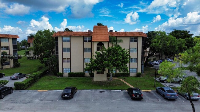 Foto del edificio - 6101 N Falls Cir Dr