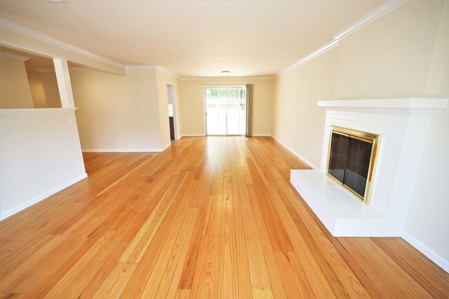 Building Photo - Beautifully Remodeled 3 Bed/2 Bath House i...